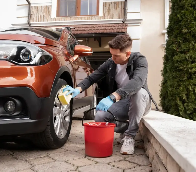Lavage auto à domicile Le Landreau : professionnel intervenant sur un véhicule